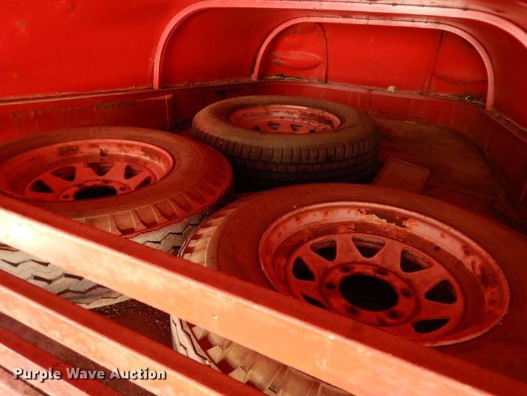 image for item IL9479 1992 Maxwell  livestock trailer