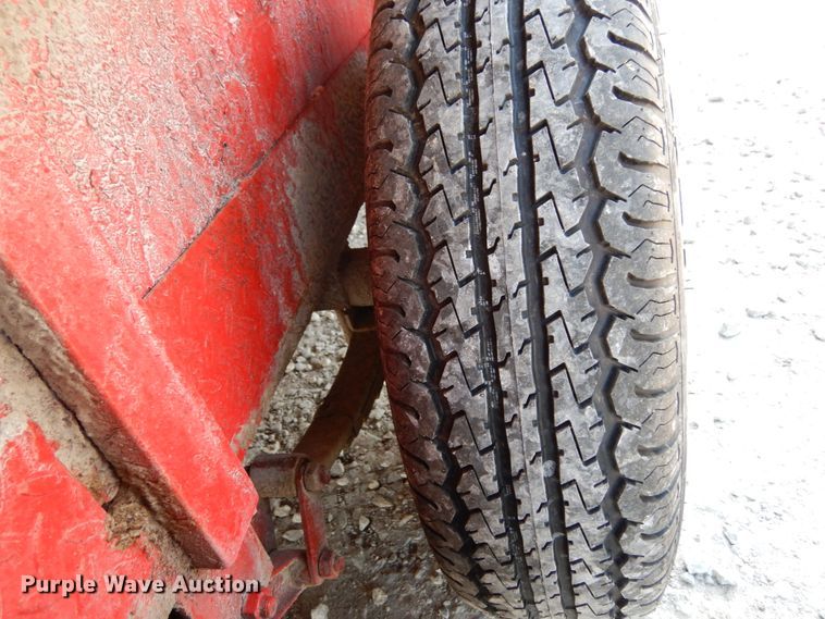 image for item IL9479 1992 Maxwell  livestock trailer