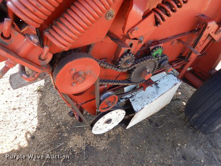 image for item IL9802 1982 Hesston 5510  round baler