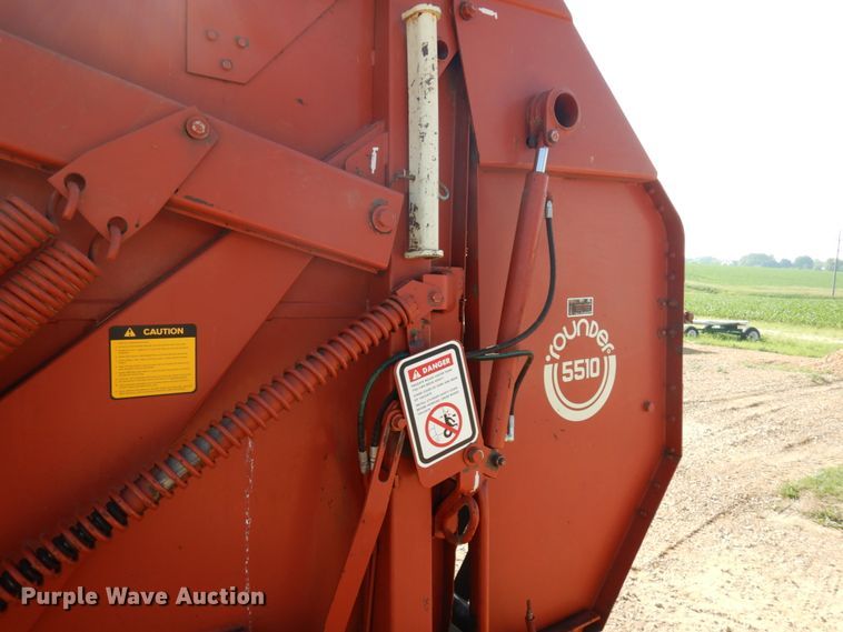 image for item IL9802 1982 Hesston 5510  round baler