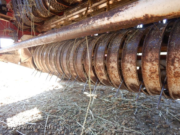 image for item IL9802 1982 Hesston 5510  round baler