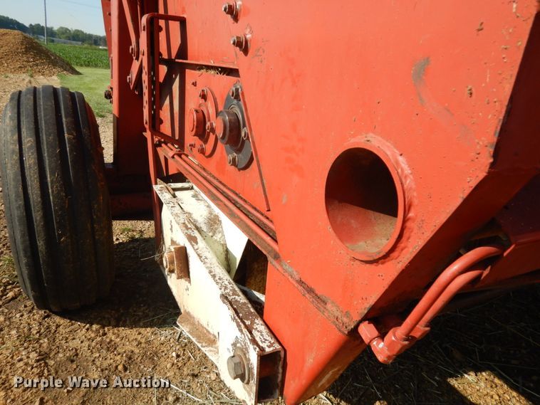 image for item IL9802 1982 Hesston 5510  round baler