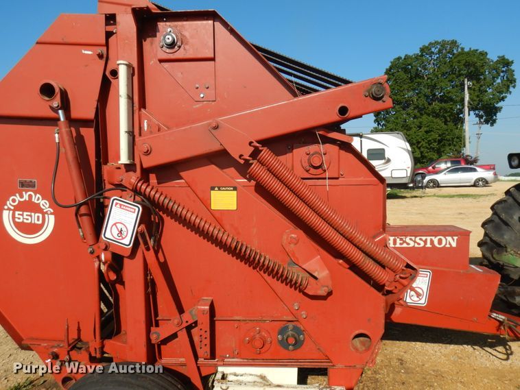 image for item IL9802 1982 Hesston 5510  round baler