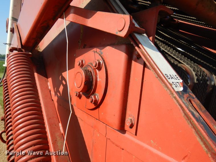 image for item IL9802 1982 Hesston 5510  round baler