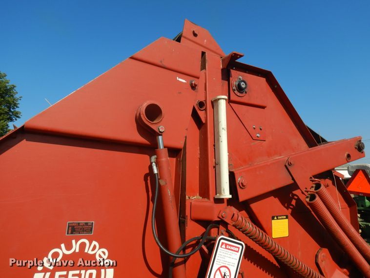 image for item IL9802 1982 Hesston 5510  round baler