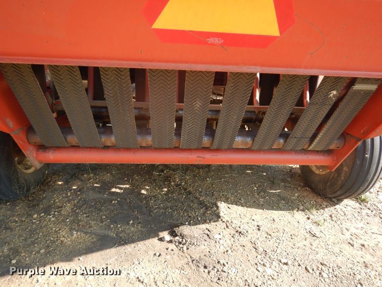 image for item IL9802 1982 Hesston 5510  round baler