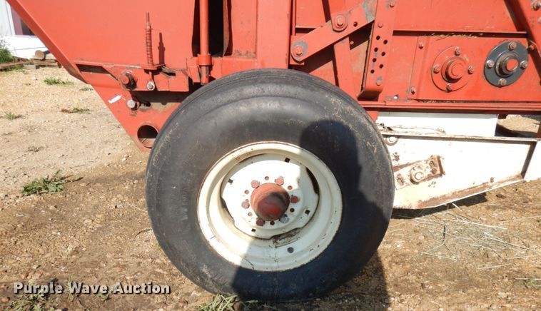 image for item IL9802 1982 Hesston 5510  round baler