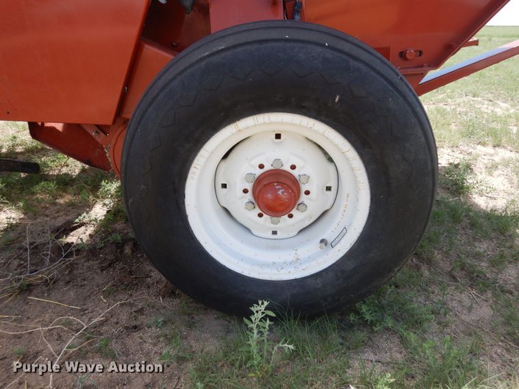image for item IP9515 2000 Hesston 840  round baler