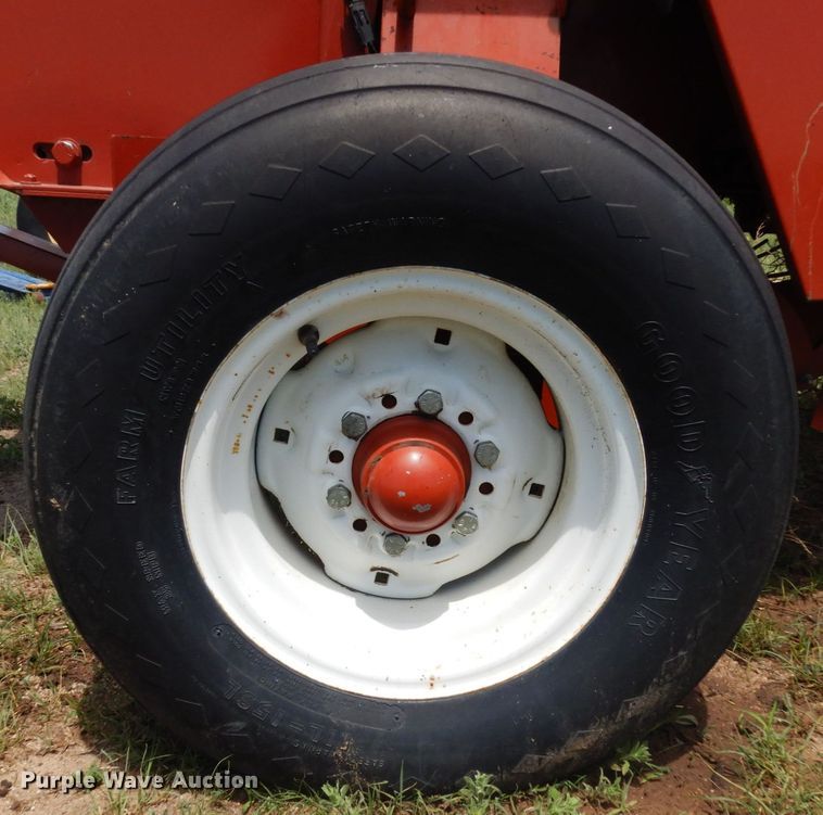 image for item IP9515 2000 Hesston 840  round baler