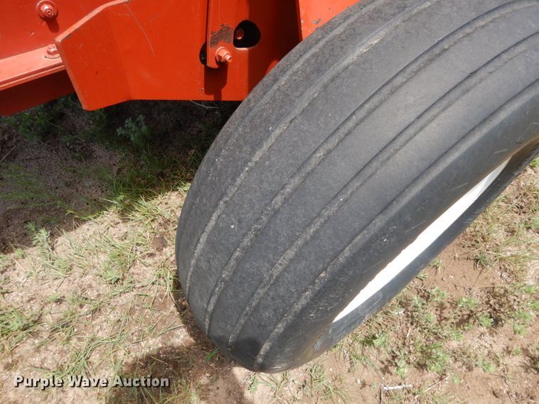 image for item IP9515 2000 Hesston 840  round baler