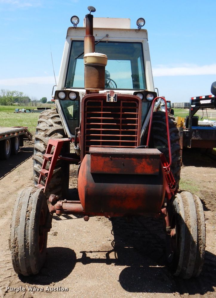 image for item IQ9538 International Farmall 1026  tractor