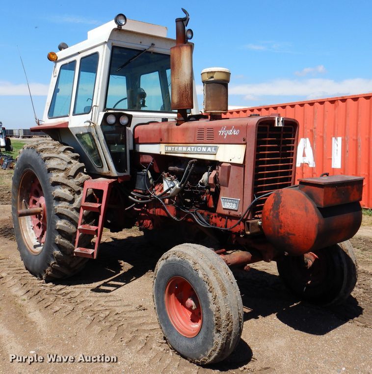 image for item IQ9538 International Farmall 1026  tractor