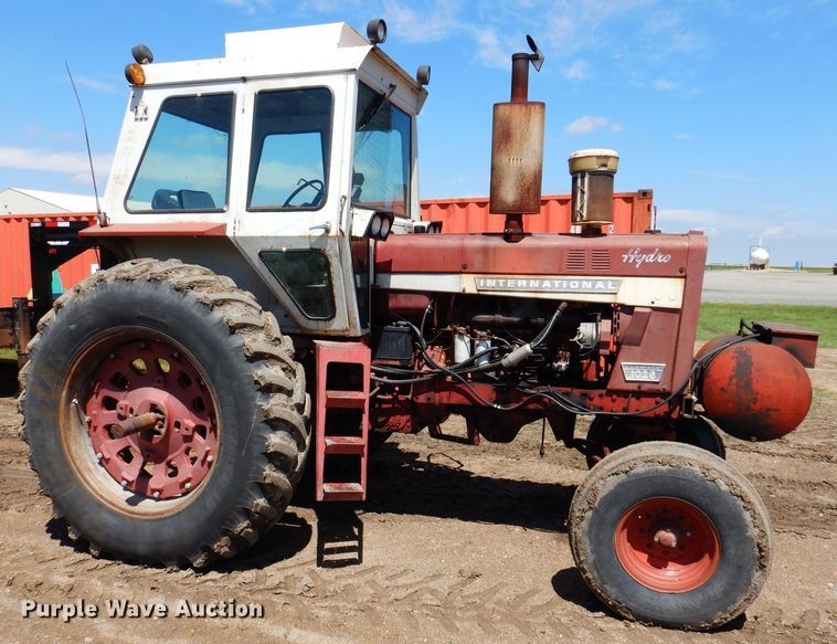 image for item IQ9538 International Farmall 1026  tractor