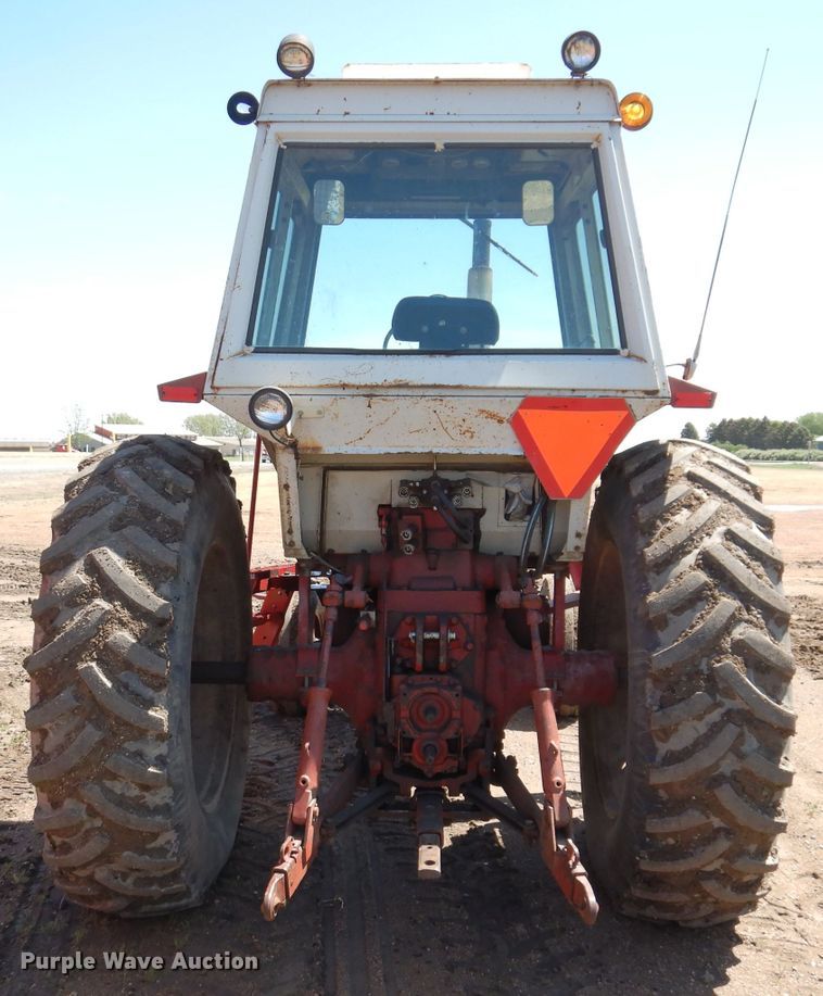 image for item IQ9538 International Farmall 1026  tractor