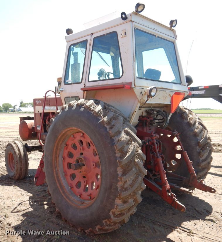 image for item IQ9538 International Farmall 1026  tractor