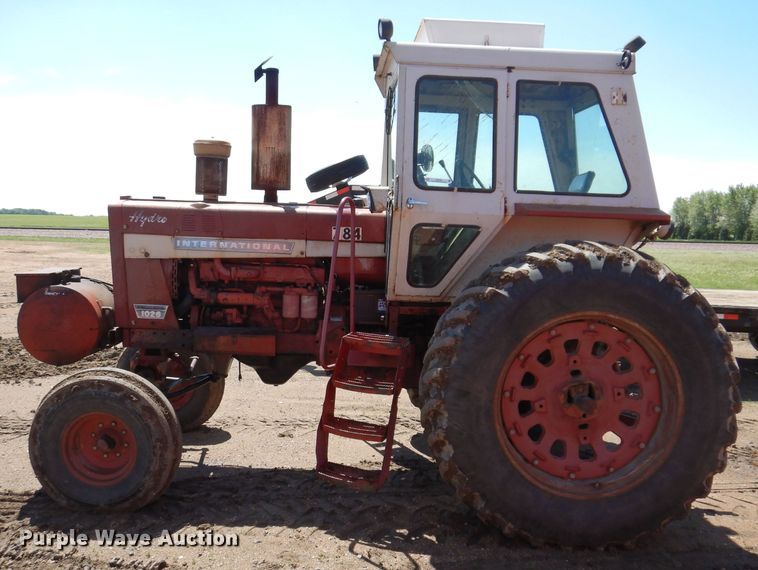 image for item IQ9538 International Farmall 1026  tractor