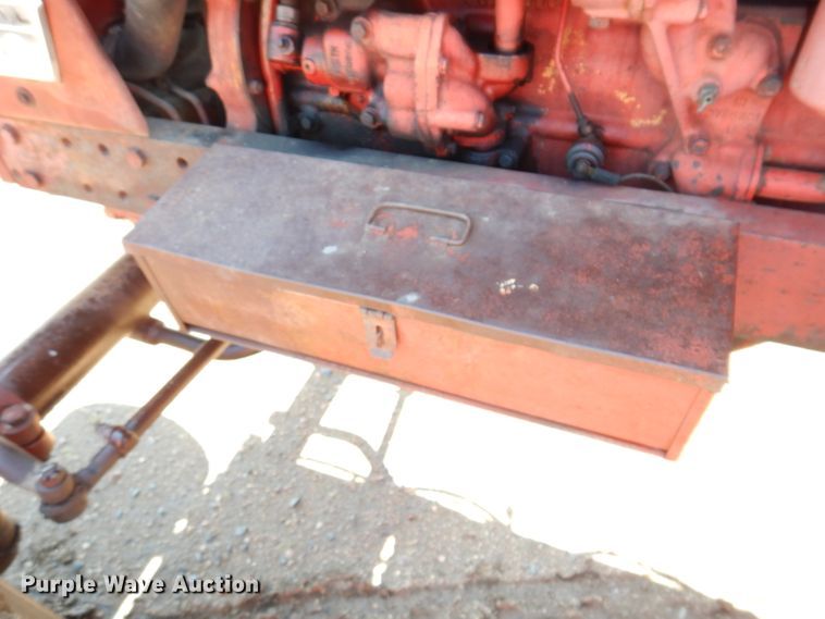 image for item IQ9538 International Farmall 1026  tractor