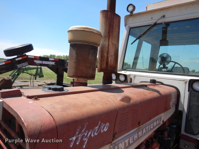 image for item IQ9538 International Farmall 1026  tractor