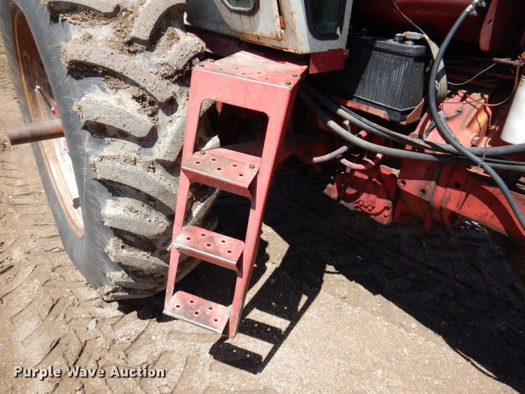 image for item IQ9538 International Farmall 1026  tractor
