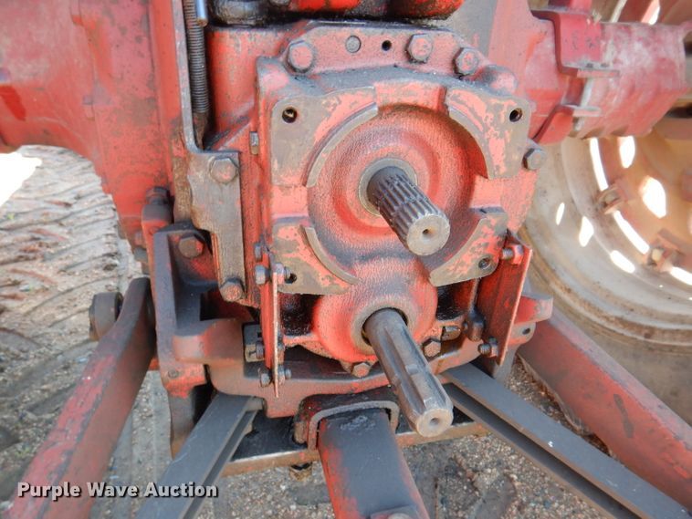 image for item IQ9538 International Farmall 1026  tractor