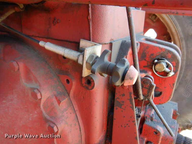 image for item IQ9538 International Farmall 1026  tractor