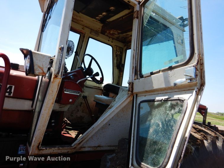 image for item IQ9538 International Farmall 1026  tractor