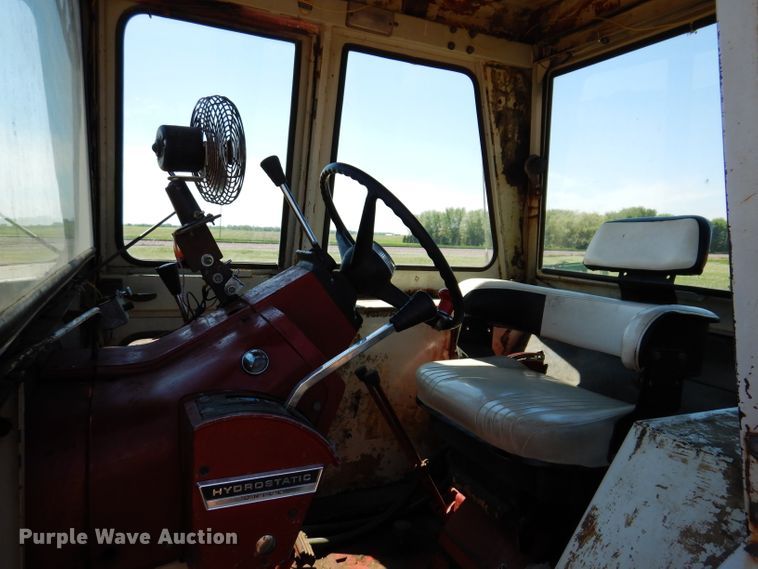 image for item IQ9538 International Farmall 1026  tractor