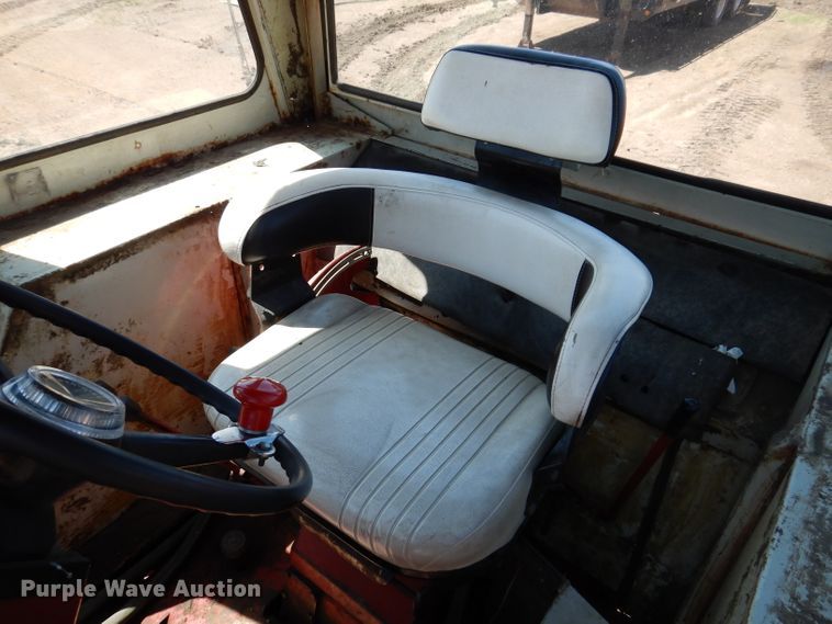 image for item IQ9538 International Farmall 1026  tractor