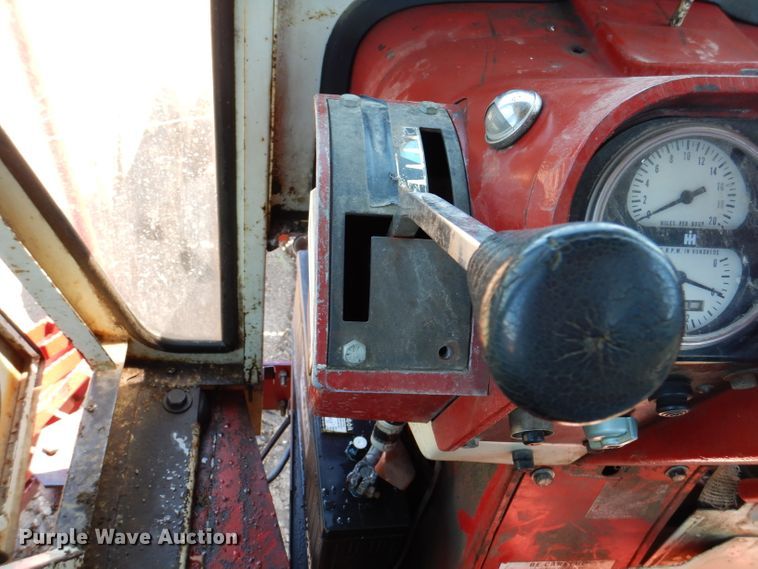 image for item IQ9538 International Farmall 1026  tractor