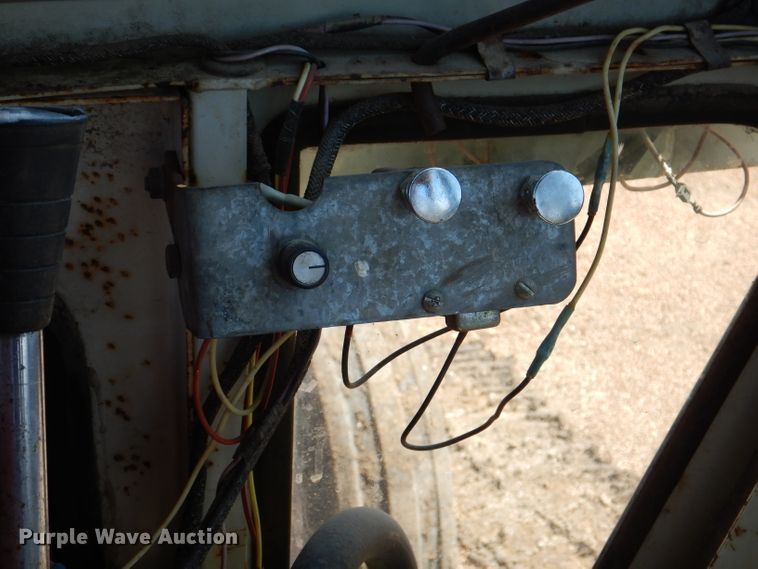 image for item IQ9538 International Farmall 1026  tractor