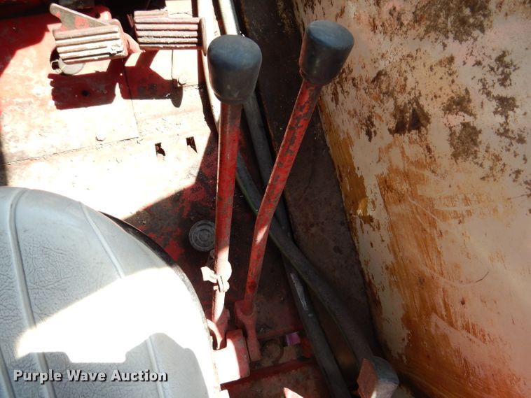 image for item IQ9538 International Farmall 1026  tractor