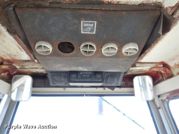 image for item IQ9538 International Farmall 1026  tractor