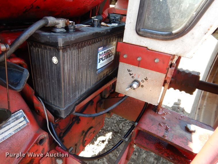 image for item IQ9538 International Farmall 1026  tractor