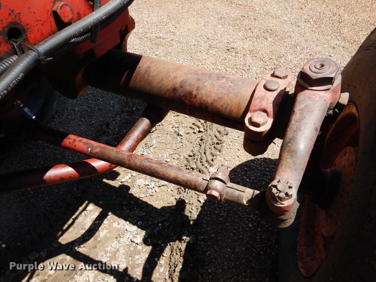 image for item IQ9538 International Farmall 1026  tractor