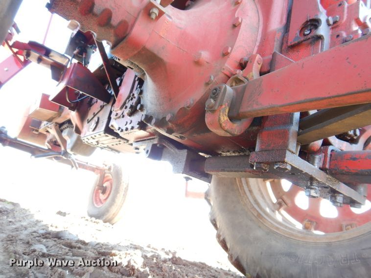 image for item IQ9538 International Farmall 1026  tractor