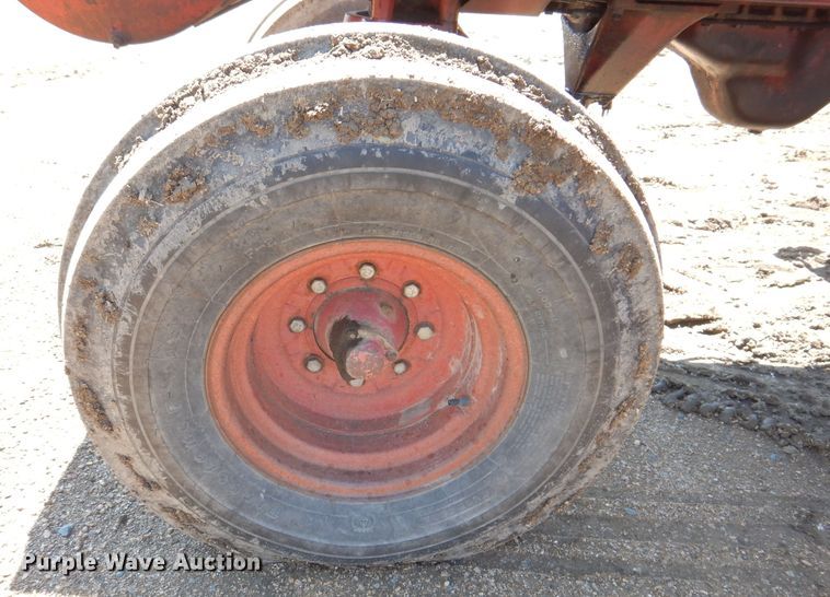 image for item IQ9538 International Farmall 1026  tractor