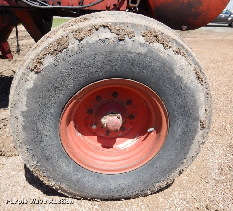 image for item IQ9538 International Farmall 1026  tractor