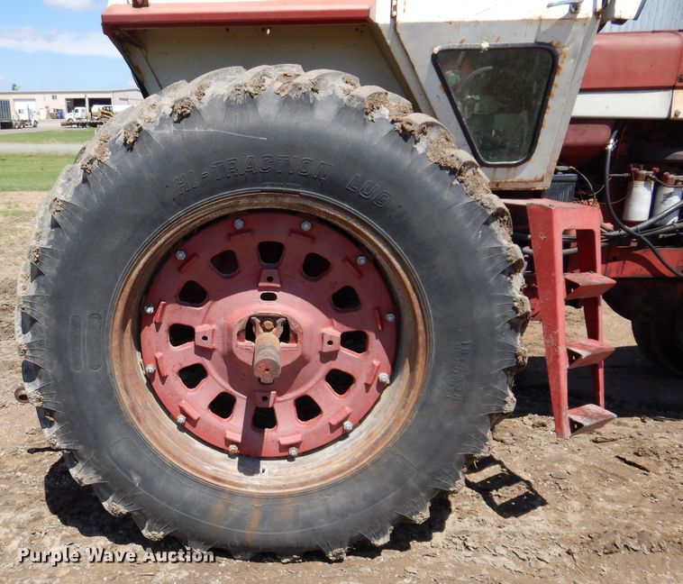 image for item IQ9538 International Farmall 1026  tractor