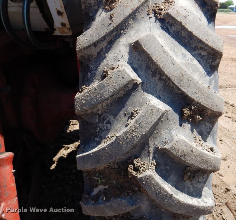 image for item IQ9538 International Farmall 1026  tractor