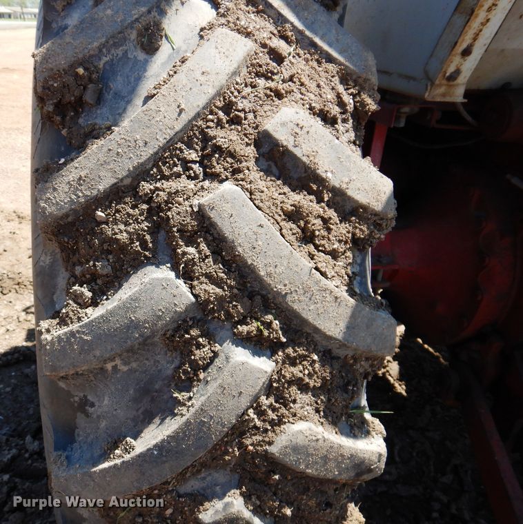 image for item IQ9538 International Farmall 1026  tractor