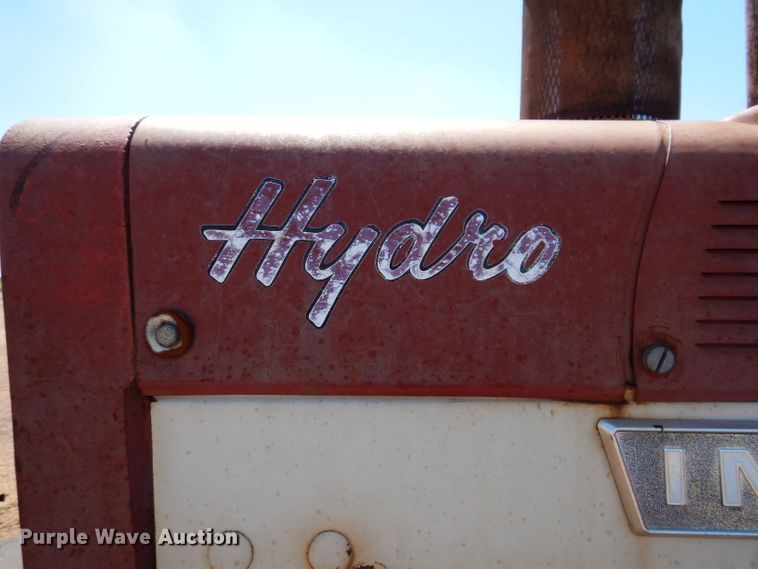 image for item IQ9538 International Farmall 1026  tractor