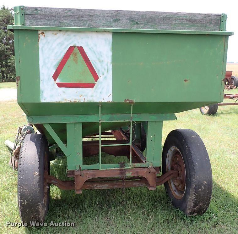 image for item IV9330 Huskee  gravity wagon