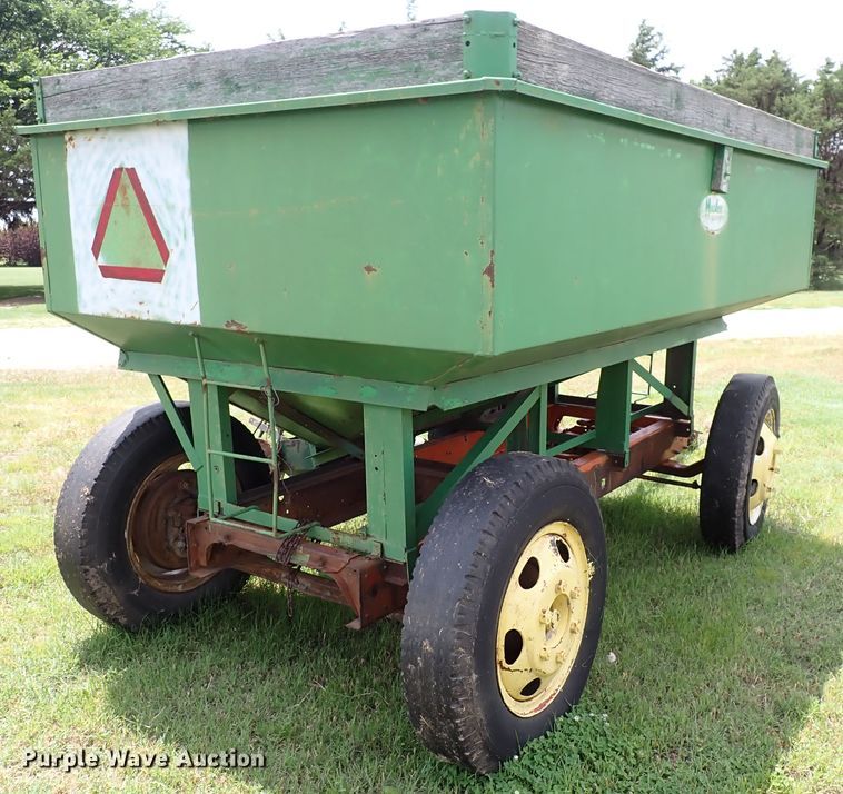 image for item IV9330 Huskee  gravity wagon