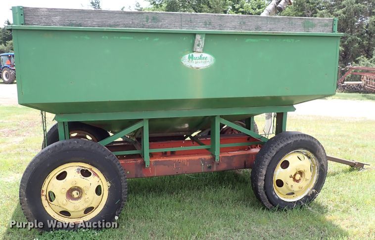 image for item IV9330 Huskee  gravity wagon