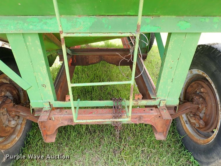 image for item IV9330 Huskee  gravity wagon