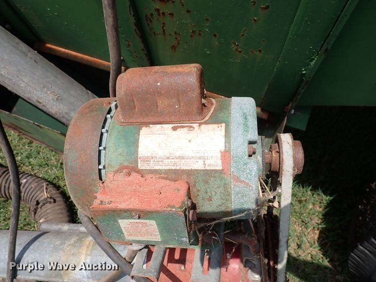 image for item IV9330 Huskee  gravity wagon