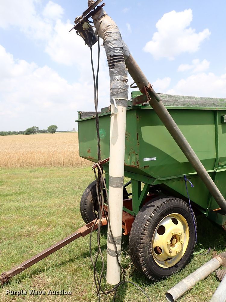 image for item IV9330 Huskee  gravity wagon