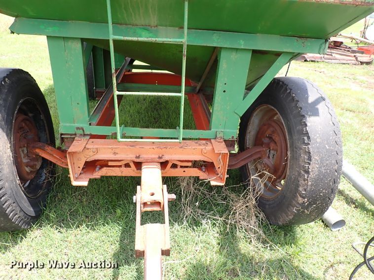 image for item IV9330 Huskee  gravity wagon