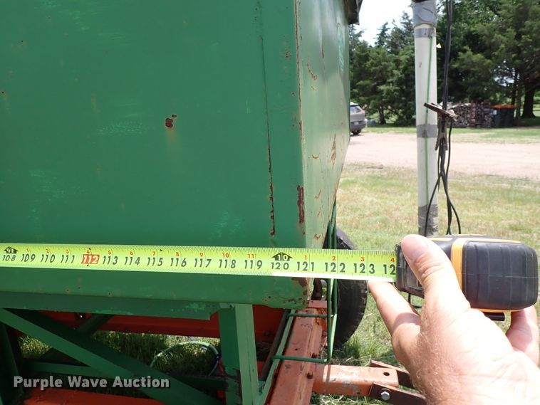 image for item IV9330 Huskee  gravity wagon