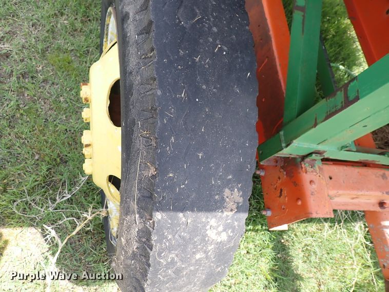 image for item IV9330 Huskee  gravity wagon